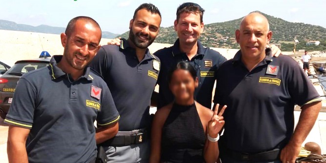 Nella bottiglia il messaggio di una 13enne