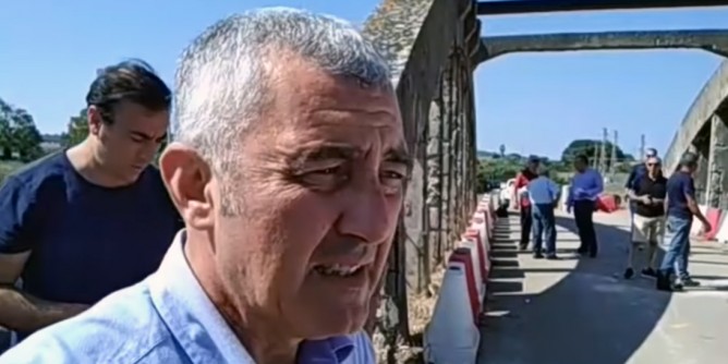 Residenti esausti e arrabbiati. Ponte chiuso, parla il sindaco 