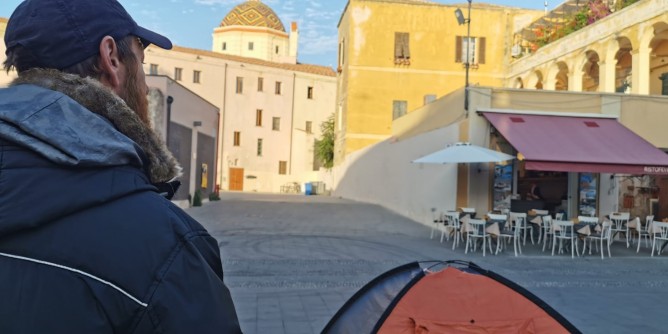 Notte in tenda in centro di Alghero. Disperato, non posso lavarmi