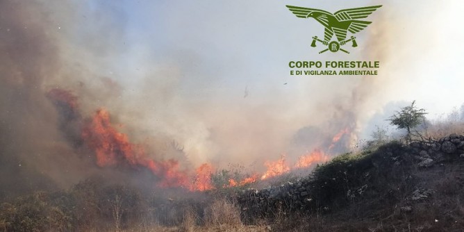 Incendio a Burgos: elicottero in azione