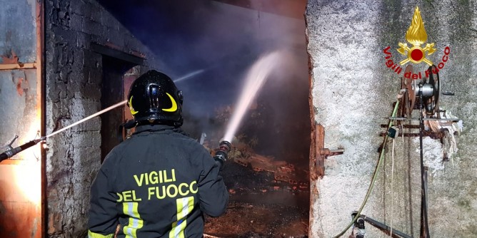 Fienili in fiamme a Buddusò e Ardara