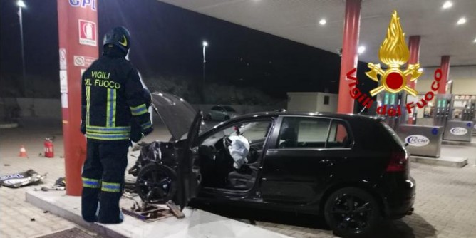 Con l´auto si schiantano sul distributore