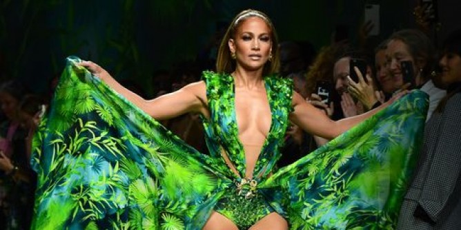 Truzzu <i>invita</i> Jennifer Lopez a vivere a Cagliari
