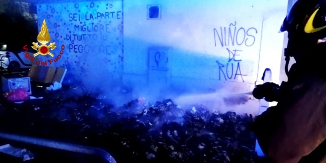 Rifiuti in fiamme nella notte a Cagliari