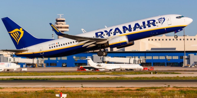 Ryanair, voli a terra fino a luglio