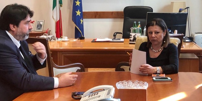 «Chiudere subito porti e aeroporti»