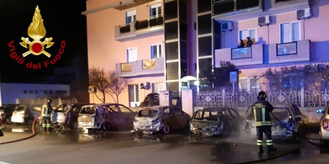 Otto auto in fiamme al Poetto