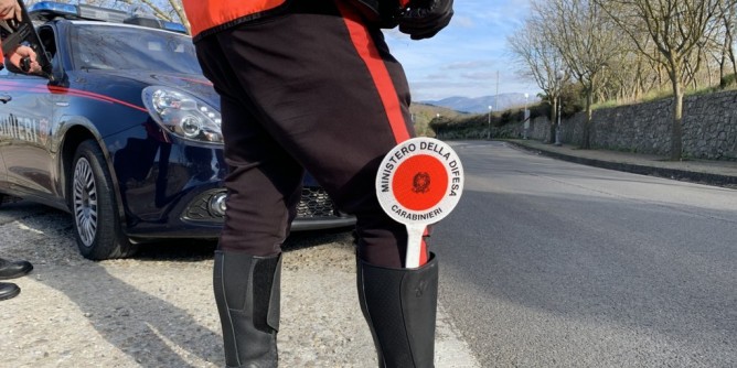Motociclisti rapinano donna: indagine a Bari Sardo