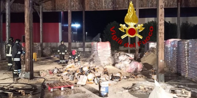 Pellet in fiamme nel capannone di Olbia
