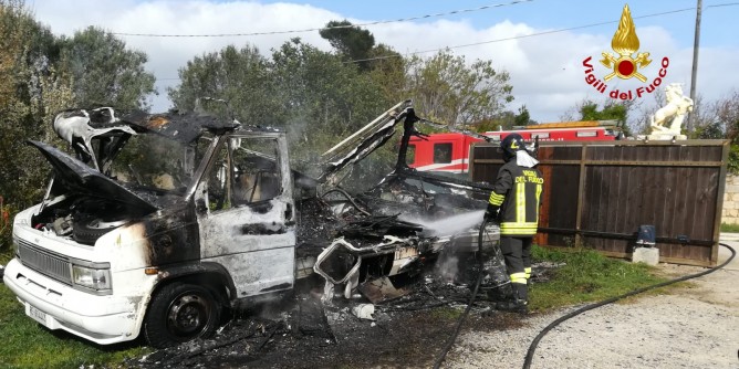 Camper in fiamme nelle campagne di San Giovanni