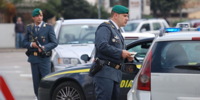 Beccato fuori casa, scappa con auto rubata: arrestato