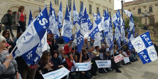 «Pugno di <i>mosche</i> in busta paga»