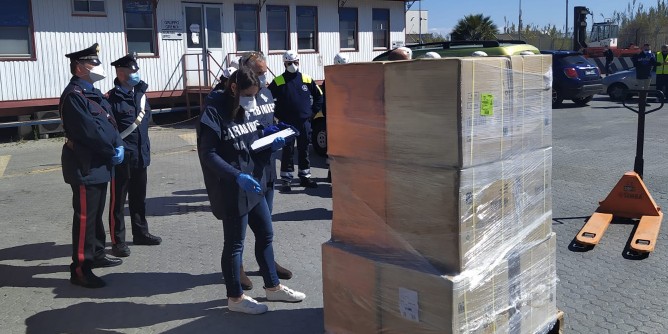 Prefetto blocca container carico di mascherine