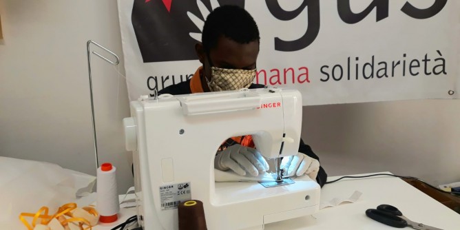 Gli ospiti dello Sprar confezionano copribocca e naso