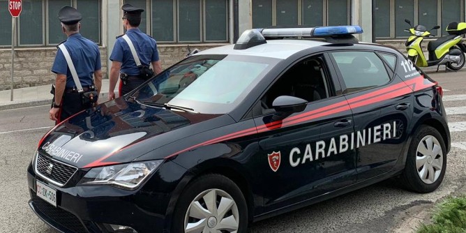 Litigano e spruzza spray al peperoncino: 42enne in manette