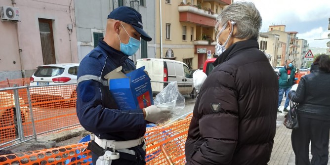 Senza mascherina, 9 sanzioni a Sassari