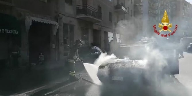 Auto con <i>gpl</i> in fiamme a cagliari