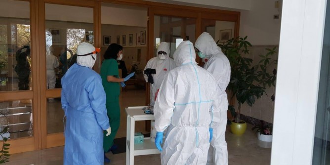 Team di <i>specialisti</i> nelle case di riposo del Sassarese