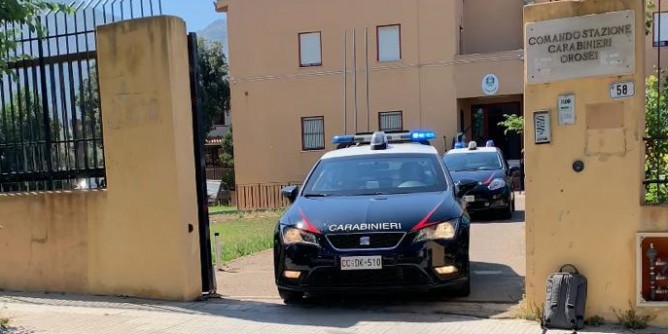 Ubriaco minaccia il vicino con la roncola