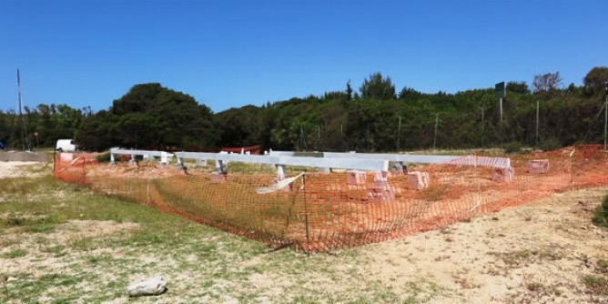 Lazzaretto, chiosco su dune: segnalazione