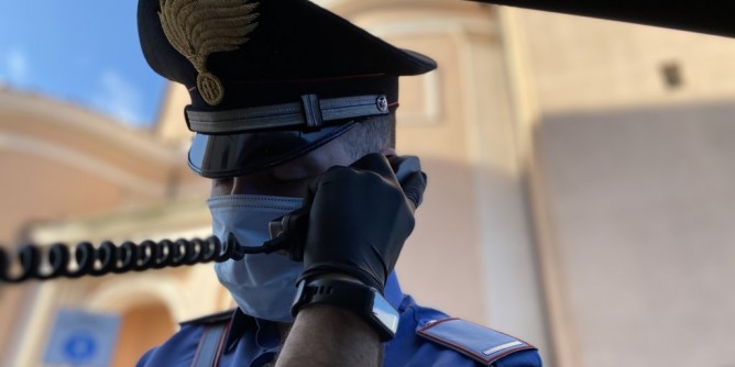 Tenta di violentarla, finisce agli arresti