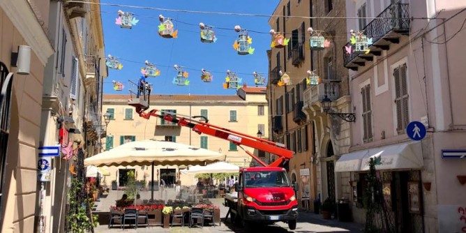 Si <i>spegne</i> il centro di Alghero, via gli allestimenti