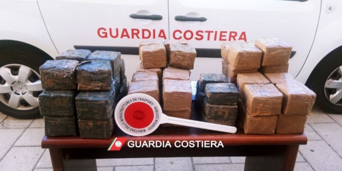 40<i>kg</i> hashish in mare ad Alghero