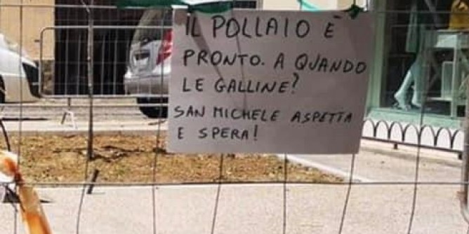 Via le erbacce, mancano gli arredi. Un «<i>pollaio</i>», residenti infuriati