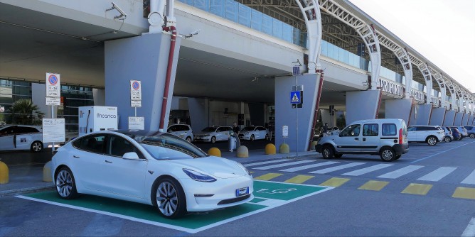 Ricarica <i>fast</i>: primo impianto all´aeroporto di Cagliari