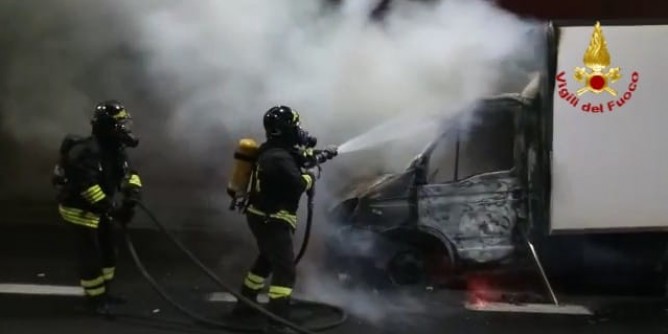 Statale <i>125</i>, furgone in fiamme