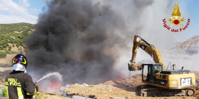 Ozieri: discarica in fiamme