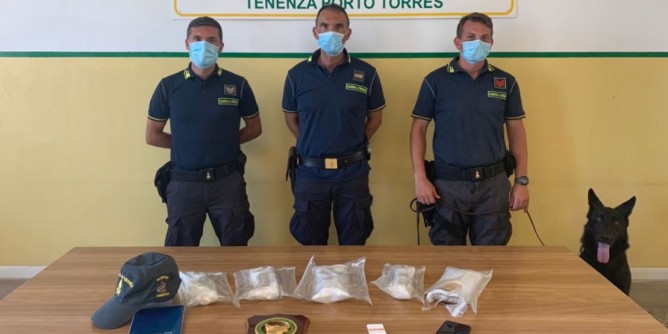 Sbarca a Porto Torres con 1,5kg di coca purissima