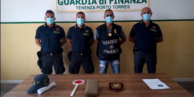 Sbarca a Porto Torres con un chilo di coca