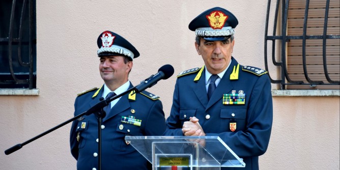 <i>GdF</i>: generale De Gennaro ispeziona il Comando