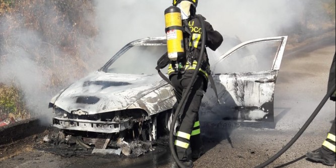 Auto in fiamme: conducente illeso
