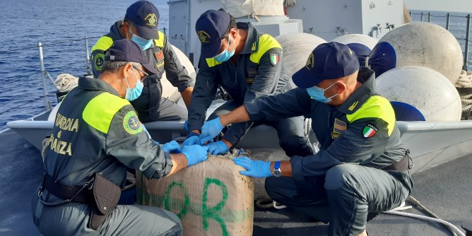 Due valige con più di 60 chili di hashish in mare