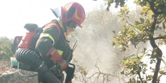 Non si ferma il fuoco: 21 roghi nellIsola