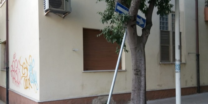 Palo pericolante in Via Canepa