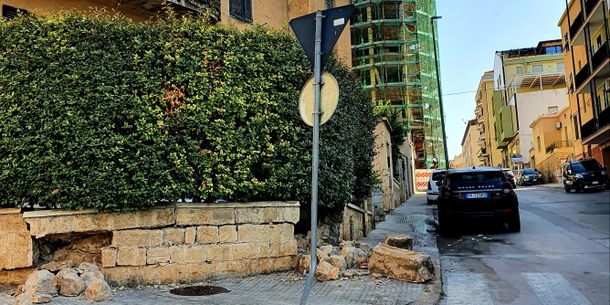 Sfonda il muro poi scappa, tragedia sfiorata