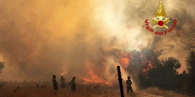Incendi: tre Canadair e sette elicotteri su Loiri