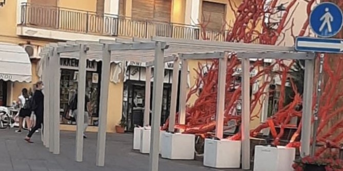 Gazebo sul <i>Corallo</i>, indignazione in città