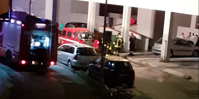 Auto in fiamme nella notte alla <i>Pietraia</i>