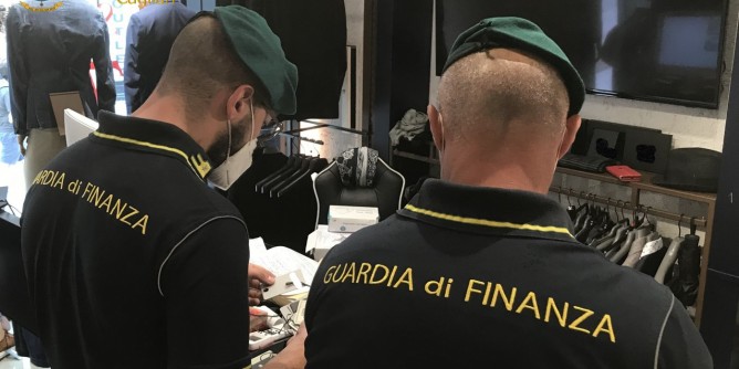 Marchi contraffatti: negoziante denunciato