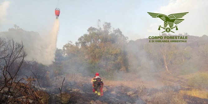 Fiamme a Gesico, intervento dal cielo