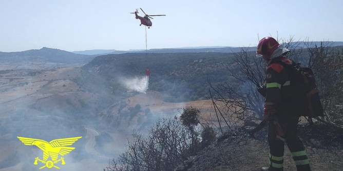 Sette incendi nell'isola, elicottero a Escolca
