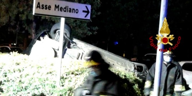 Si ribalta sull´Asse mediano e travolge tre auto
