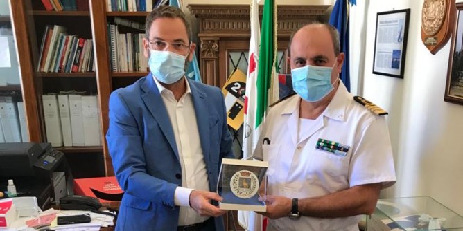 Il capitano Trogu <i>saluta</i> la Maddalena
