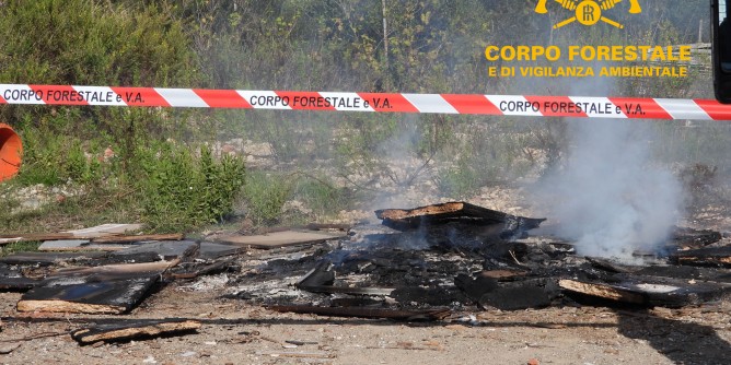 Smaltimento abusivo: rifiuti in fiamme