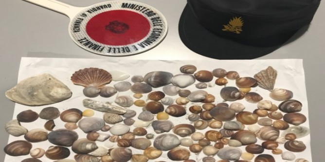 <i>Souvenir</i> da spiaggia: turisti sanzionati