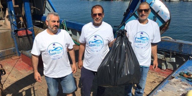 Una settimana a <i>pesca</i> di rifiuti